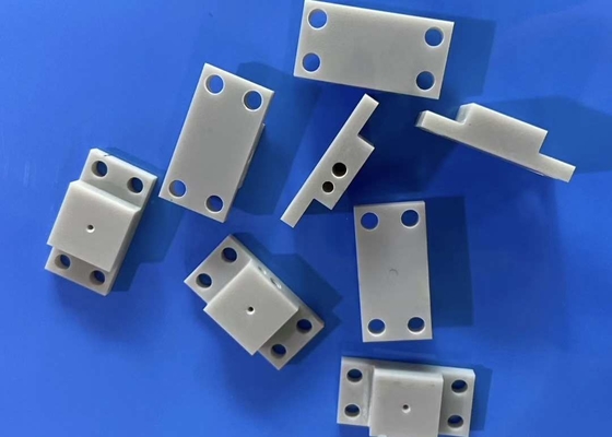 Peças de cerâmica de nitreto de alumina 15KV/mm Resistência dielétrica 4,5-5,5x10-6/K