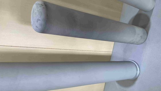 Tubos de proteção cerâmica de nitreto de silício de alta pureza, de resistência dielétrica cinza preta, utilizados em líquido alcalino ácido