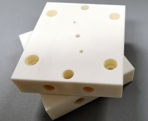 400 MPa Resistência flexural Al2O3 Cerâmica 1014 Ω·cm Resistência de volume 20 KV/mm Tensão de ruptura